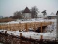 A helyreállított csatorna, fölötte fahíd