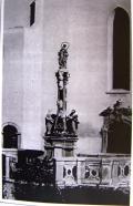 7. kép Segítő Szűz Mária szoborcsoport a templom bejárata előtti téren (archív fotó)